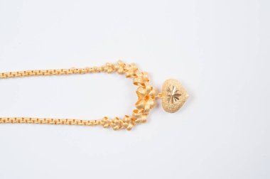 Beyaz arkaplanda izole edilmiş altın zincir kolye.