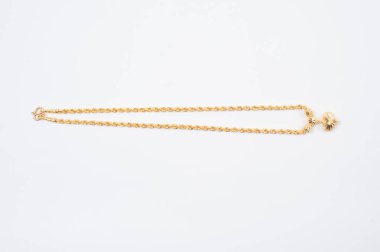 Beyaz arkaplanda izole edilmiş altın zincir kolye.