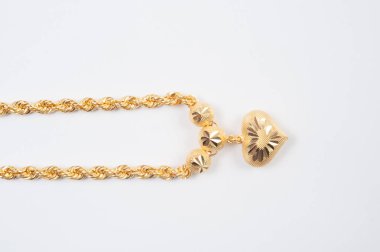 Beyaz arkaplanda izole edilmiş altın zincir kolye.