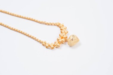 Beyaz arkaplanda izole edilmiş altın zincir kolye.