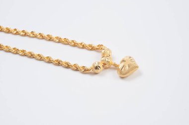 Beyaz arkaplanda izole edilmiş altın zincir kolye.