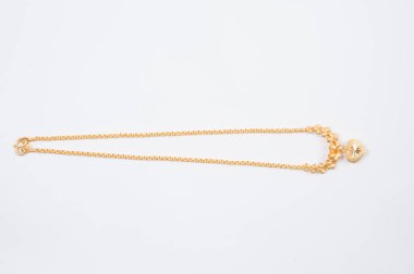 Beyaz arkaplanda izole edilmiş altın zincir kolye.