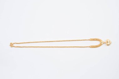 Beyaz arkaplanda izole edilmiş altın zincir kolye.