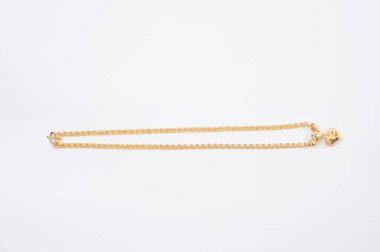 Beyaz arkaplanda izole edilmiş altın zincir kolye.