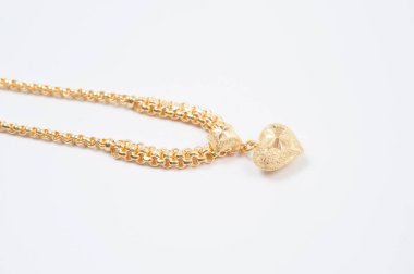 Beyaz arkaplanda izole edilmiş altın zincir kolye.