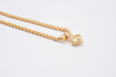 Beyaz arkaplanda izole edilmiş altın zincir kolye.