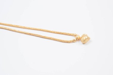 Beyaz arkaplanda izole edilmiş altın zincir kolye.