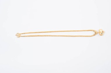 Beyaz arkaplanda izole edilmiş altın zincir kolye.