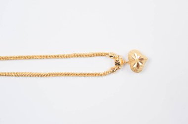 Beyaz arkaplanda izole edilmiş altın zincir kolye.