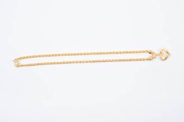 Beyaz arkaplanda izole edilmiş altın zincir kolye.