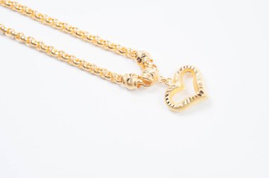 Beyaz arkaplanda izole edilmiş altın zincir kolye.