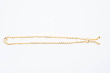 Beyaz arkaplanda izole edilmiş altın zincir kolye.