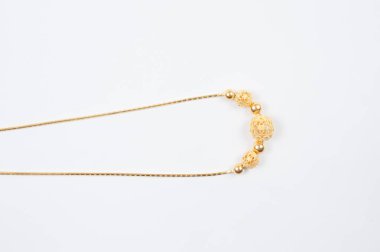 Beyaz arkaplanda izole edilmiş altın zincir kolye.