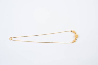 Beyaz arkaplanda izole edilmiş altın zincir kolye.