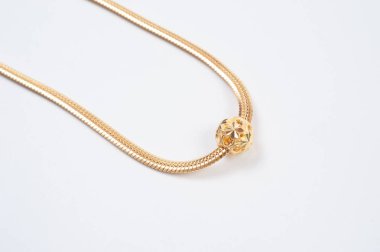 Beyaz arkaplanda izole edilmiş altın zincir kolye.