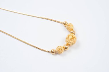 Beyaz arkaplanda izole edilmiş altın zincir kolye.