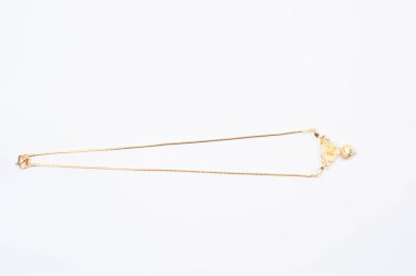 Beyaz arkaplanda izole edilmiş altın zincir kolye.