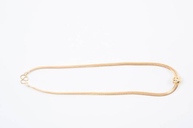 Beyaz arkaplanda izole edilmiş altın zincir kolye.