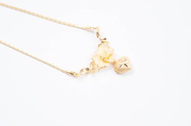 Beyaz arkaplanda izole edilmiş altın zincir kolye.