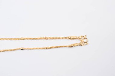 Beyaz arkaplanda izole edilmiş altın zincir kolye.