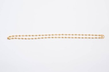 Beyaz arkaplanda izole edilmiş altın zincir kolye.