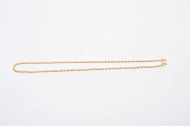 Beyaz arkaplanda izole edilmiş altın zincir kolye.