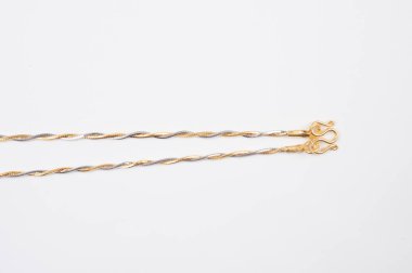 Beyaz arkaplanda izole edilmiş altın zincir kolye.