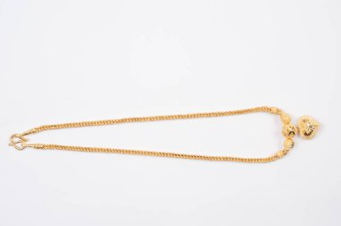 Beyaz arkaplanda izole edilmiş altın zincir kolye.