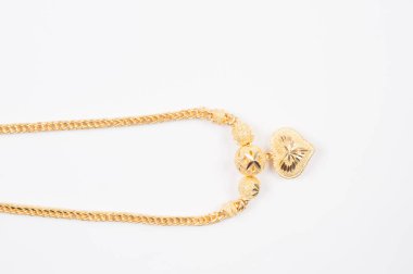 Beyaz arkaplanda izole edilmiş altın zincir kolye.