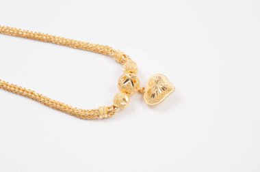 Beyaz arkaplanda izole edilmiş altın zincir kolye.