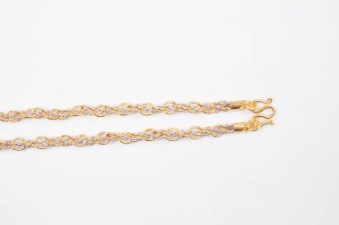 Beyaz arkaplanda izole edilmiş altın zincir kolye.