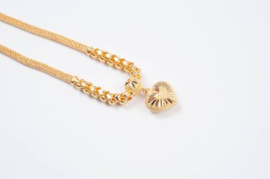 Beyaz arkaplanda izole edilmiş altın zincir kolye.