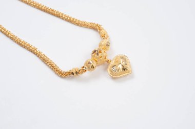 Beyaz arkaplanda izole edilmiş altın zincir kolye.