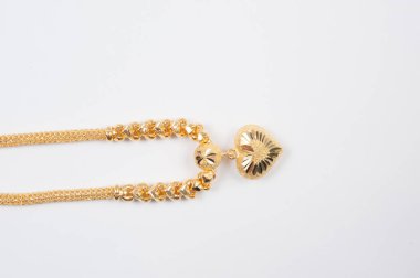 Beyaz arkaplanda izole edilmiş altın zincir kolye.