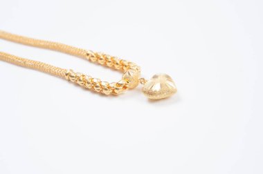 Beyaz arkaplanda izole edilmiş altın zincir kolye.
