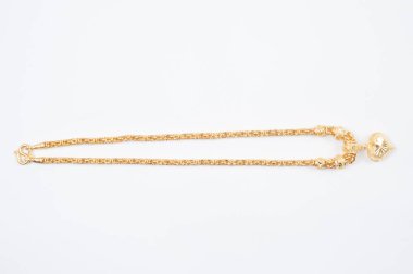 Beyaz arkaplanda izole edilmiş altın zincir kolye.