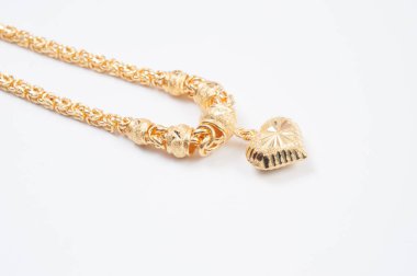 Beyaz arkaplanda izole edilmiş altın zincir kolye.