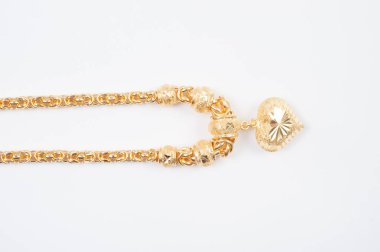 Beyaz arkaplanda izole edilmiş altın zincir kolye.