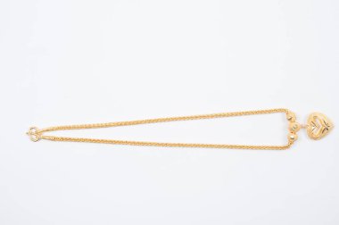 Beyaz arkaplanda izole edilmiş altın zincir kolye.