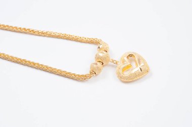 Beyaz arkaplanda izole edilmiş altın zincir kolye.