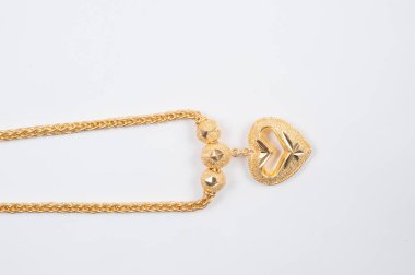 Beyaz arkaplanda izole edilmiş altın zincir kolye.