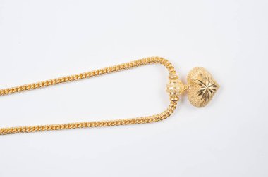 Beyaz arkaplanda izole edilmiş altın zincir kolye.