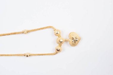 Beyaz arkaplanda izole edilmiş altın zincir kolye.
