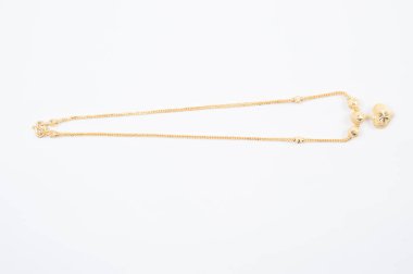 Beyaz arkaplanda izole edilmiş altın zincir kolye.