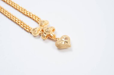 Beyaz arkaplanda izole edilmiş altın zincir kolye.