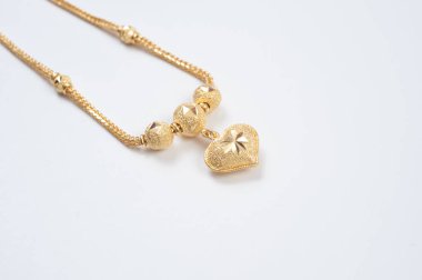 Beyaz arkaplanda izole edilmiş altın zincir kolye.