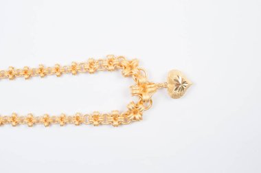 Beyaz arkaplanda izole edilmiş altın zincir kolye.