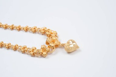 Beyaz arkaplanda izole edilmiş altın zincir kolye.