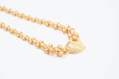 Beyaz arkaplanda izole edilmiş altın zincir kolye.