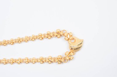 Beyaz arkaplanda izole edilmiş altın zincir kolye.